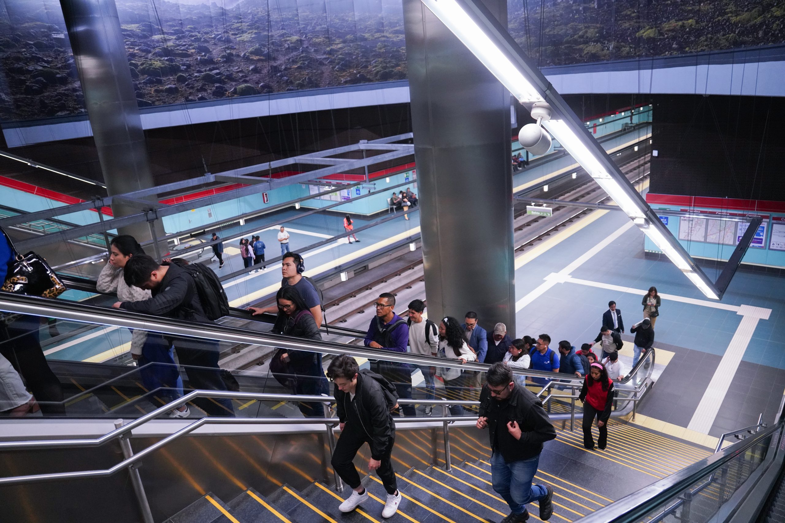 Usuarios del Metro de Quito
